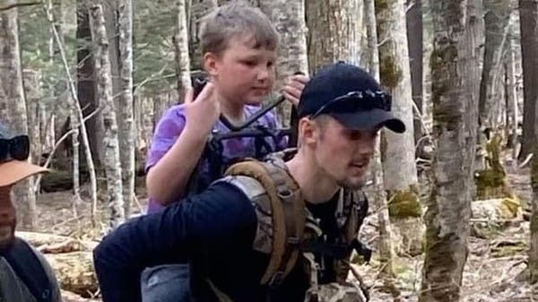 فيديو للحظة العثور على طفل تاه في غابة ليومين