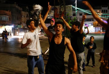 من احتفالات الفلسطينيين بدخول الهدنة حيز التنفيذ (رويترز)