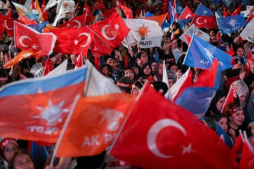 أنصار أردوغان أمام مقر حزبه في أنقرة ليل الأحد-الاثنين