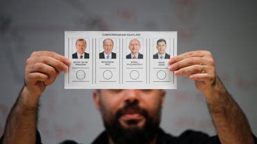 An official counts a vote on the day of the presidential and parliamentary elections in Istanbul, Turkey May 14, 2023. (REUTERS)