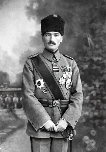 أتاتورك بالزي العثماني أثناء فترة الدولة العثمانية