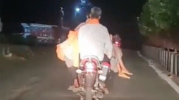 التفاصيل أثارت ضجة عارمة.. كاميرا ترصد جثة فتاة محمولة على دراجة ليلاً