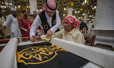 زوار المسجد النبوي يشاركون في حياكة الكسوة