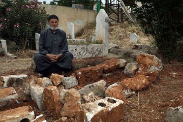 محمد مستو عند قبر شقيقه لطفي 