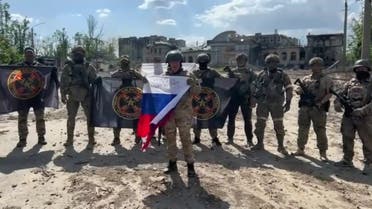 قائد قوات فاغنر يرفع العلم الروسي من باخموت