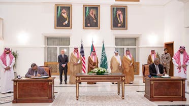 المملكة والولايات المتحدة الأمريكية تعلنان توقيع اتفاقية لوقف إطلاق النار قصير الأمد والترتيبات الإنسانية بين ممثلو القوات المسلحة السودانية وقوات الدعم السريع في مدينة جدة.