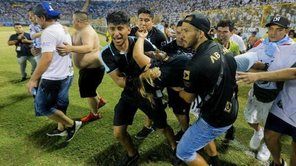 السلفادور تنهي دوري كرة القدم بعد حادثة التدافع الدموية