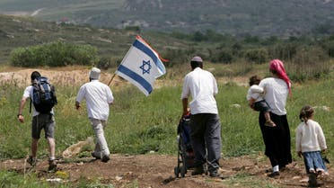 Israeli settlers walk towards Homesh, in the northern West Bank, April 24, 2007. (File photo: Reuters)