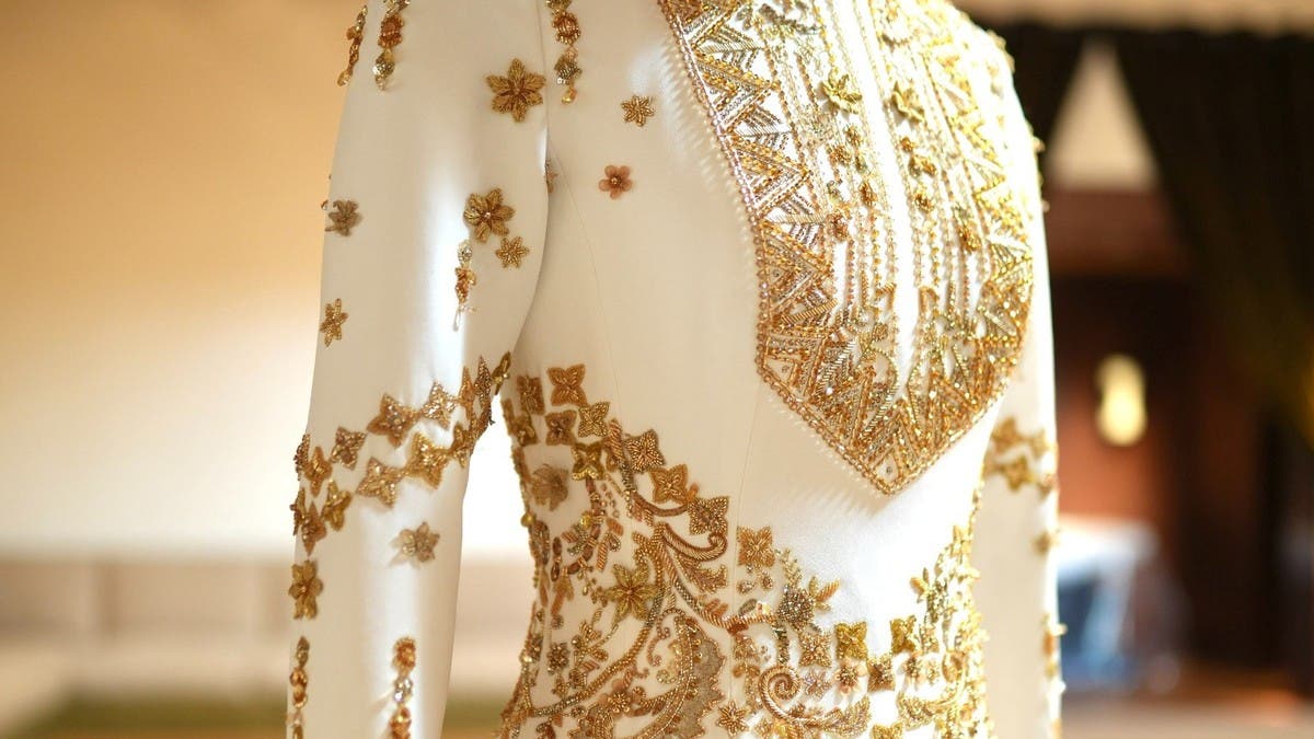 الخيوط الذهبية والحرير في فستان رجوة آل سيف
