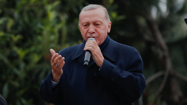 شاهد.. أردوغان يغني مع أنصاره في إسطنبول بعد فوزه بالرئاسة
