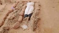 لعامين.. شاب جزائري ينام بجانب قبر أمه حزناً على وفاتها