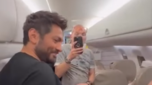 Tamer Hosni meets Jordanian fans on plane en route to Jordanian Crown Prince’s wedding ceremony