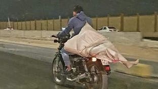 رعب في مصر.. "جثة ملفوفة يظهر منها القدم" على دراجة نارية