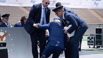 شاهد عثرة جديدة للرئيس الأميركي جو بايدن.. سقط على ركبتيه