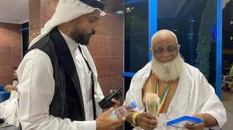 مکہ معظمہ میں عازمین حج کا زم زم، کھجوروں اور پھولوں سے استقبال