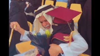 گریجویشن کی ڈگری لینے پر بزرگ باپ نے بیٹی کو فرت جذبات میں گلے لگا لیا