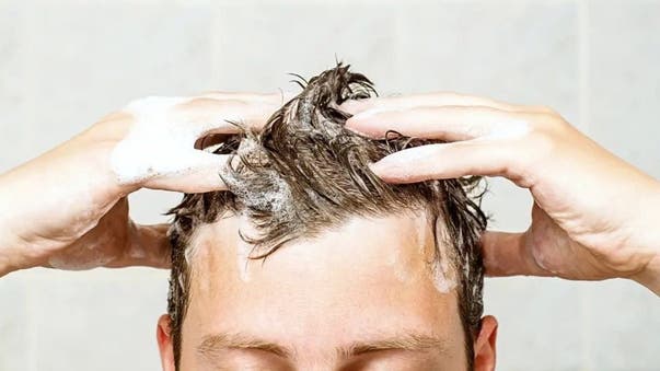 بالوں کو گرنے سے بچانے کے لیے  کیسے، کتنی بار دھونا چاہیے؟