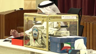 الكويتيون يدلون بأصواتهم لانتخاب 50 نائبا بمجلس الأمة