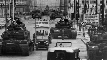 صورة لدبابات أميركية أمام أخرى سوفيتية أثناء أزمة نقطة تفتيش تشارلي ببرلين