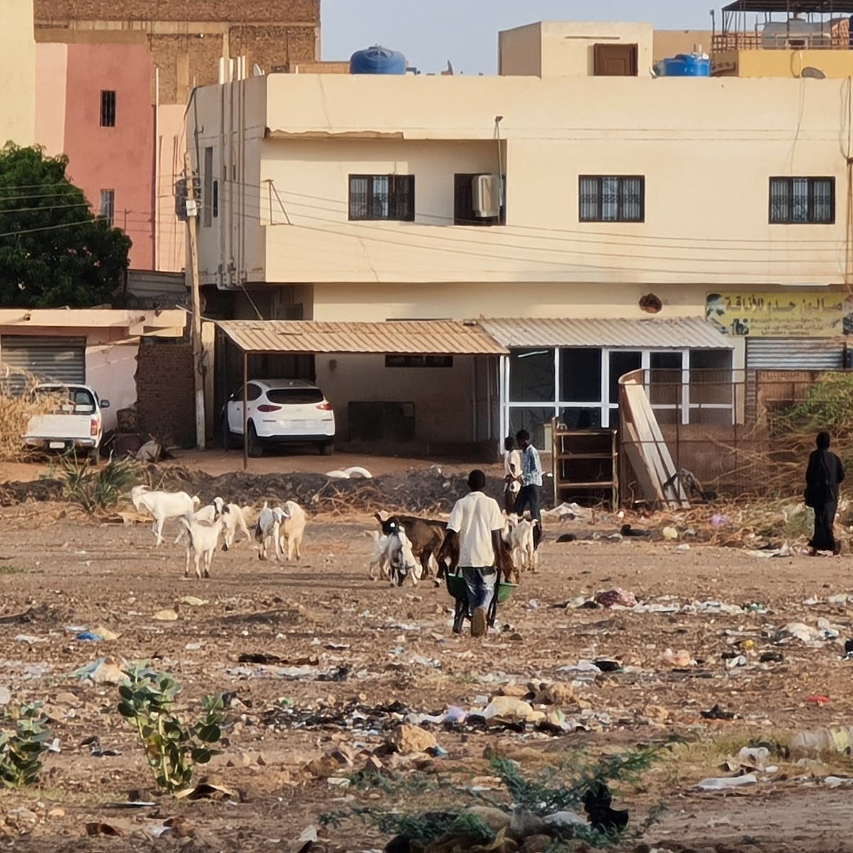 "مرتع للذباب والأمراض"..  النفايات تتكدس بشوارع الخرطوم
