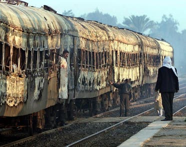 من حادث قطار العياط في مصر 2002 (رويترز)