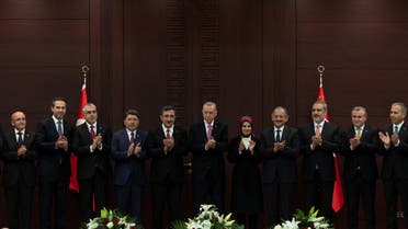 أردوغان وأعضاء من حكومته الجديدة (رويترز)