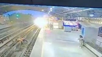 دل دہلا دینے والا منظر، بھارتی شہری بیوی کو پکڑ کر ٹرین کے آگے کود گیا