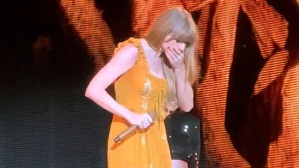 Taylor Swift Swallows Bug On Stage During Concert In Chicago