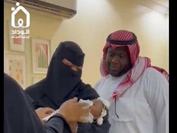 مشهد مؤثر.. أم سعودية تحتضن طفلة يتيمة وتروي التفاصيل