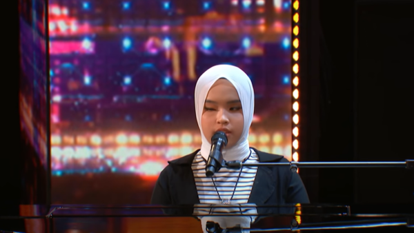 Blind Indonesian Singer Receives Golden Buzzer on America’s Got Talent