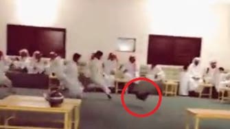 فيديو مثير للضحك.. ديك يقتحم مجلس رجال والأطفال يطاردونه