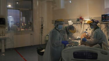 Medical personnel attend a patient suffering from the coronavirus disease (COVID-19) as nurse Damaris Silva (not pictured) plays the violin, in the Intensive Care Unit (ICU) of the El Pino de San Bernardo hospital, in Santiago, Chile July 2, 2020. (File photo: Reuters)