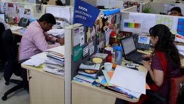 ممبئی میں ٹاٹا کنسلٹنسی کمپنی کے ورکرز آفس میں کام کر رہے ہیں
