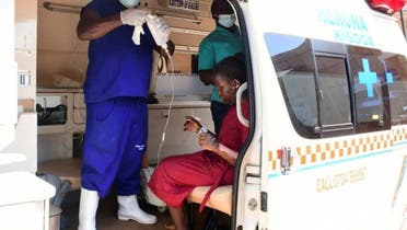 یوگنڈا میں سکول پر حملے کے بعد زخمیوں کو ہسپتال لے جایا جارہا ہے