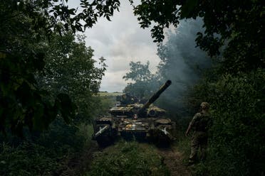 دبابة أوكرانية قرب باخموت (أ ب)