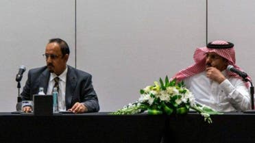 السفير السعودي ومحافظ حضرموت أثناء حضورهم إعلان الوثيقة الختامية للمشاورات الحضرمية في الرياض