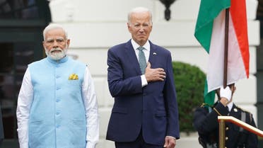 بايدن يضع يده على قلبه خلال النشيد الوطني للهند (رويترز)