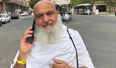 أحد الحجاج في اتصال