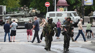 2023-06-Fighters of Wagner private mercenary group walk along a street while being deployed near the headquarters of the Southern Military District in the city of Rostov-on-Don, Russia, on June 24, 2023. (Reuters)-CRISIS-RUSSIA-ROSTOV-WAGNER