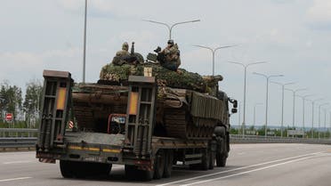 Un camión transporta un tanque del grupo mercenario privado Wagner por la autopista M-4, que une la capital Moscú con las ciudades del sur de Rusia, cerca de Voronezh, Rusia, el 24 de junio de 2023. (Reuters)