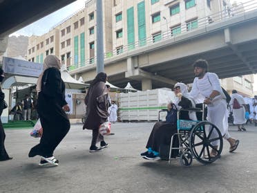 مسن على كرسي متحرك - تصوير أحمد السيد