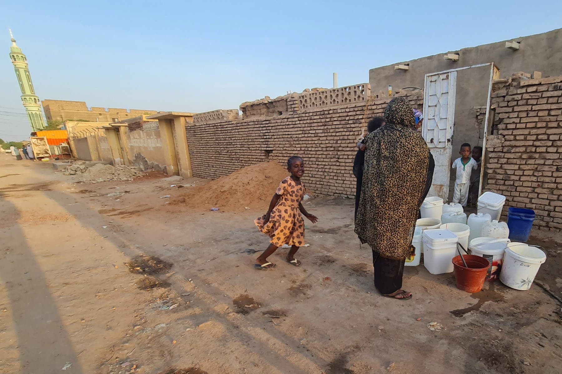 سكان الخرطوم يعانون من نقص المياه جراء الحرب في السودان - فرانس برس