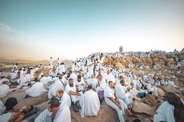 حجاج کرام عرفات کی جبل الرحمہ پر بیٹھے ہیں۔