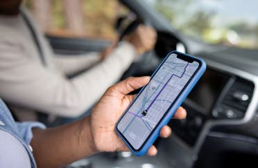 استخدام نظام GPS أثناء القيادة - آيستوك