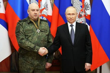 الرئيس الروسي فلاديمير بوتين مع سيرغي سوروفيكين (رويترز)