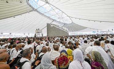 الحجاج يتجهون لرمي الجمرات