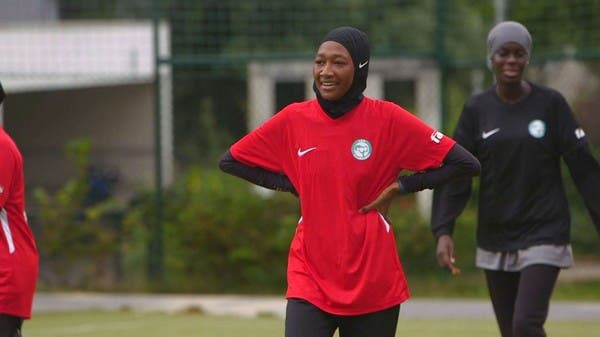 فرنسا تحظر ارتداء لاعبات كرة القدم للحجاب
