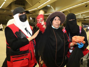 المتطوعات مع المسنة