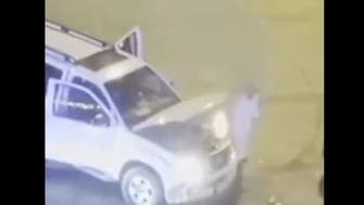 أنقذ سيارة مشتعلة.. شجاعة عامل تثير إعجاب السعوديين