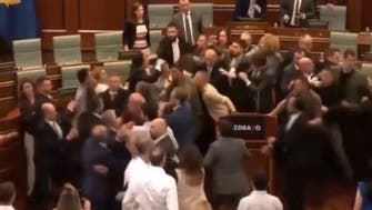 شاهد تدافعاً وتضارباً في برلمان كوسوفو.. والنساء ينلن حصتهن
